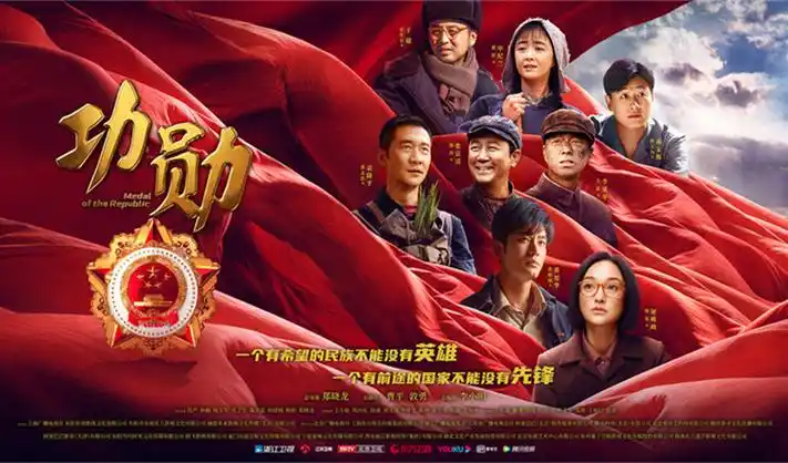 玻璃花房钢架下的数据看板示意，明黄柱形与炭黑坐标并排